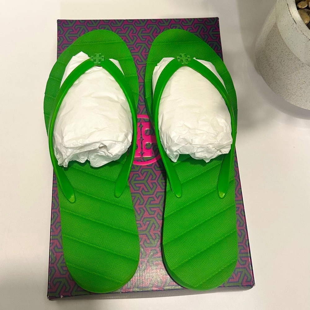 Brand New Tory Burch KIRA Flip Flops 
Clover Green Sandals size 11